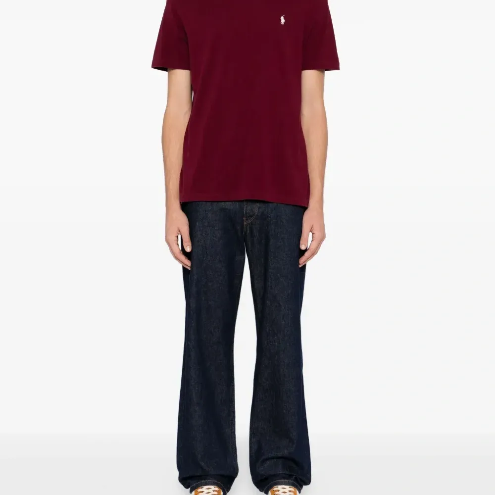 Футболка с вышитым логотипом