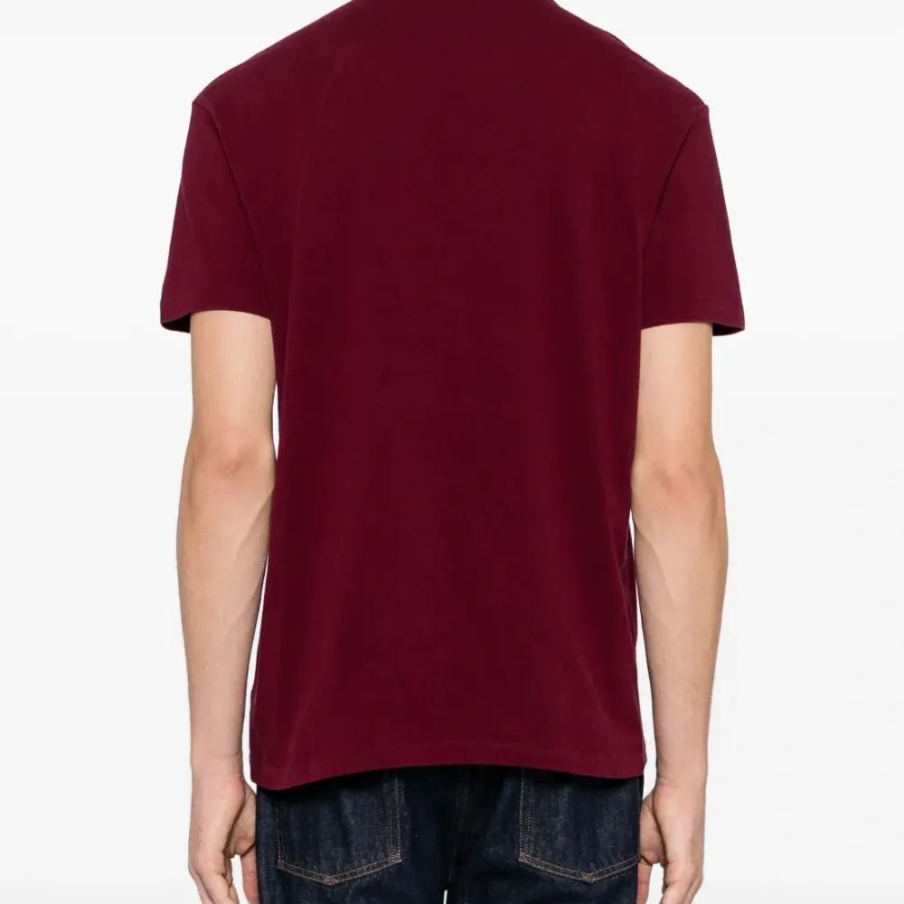 Футболка с вышитым логотипом