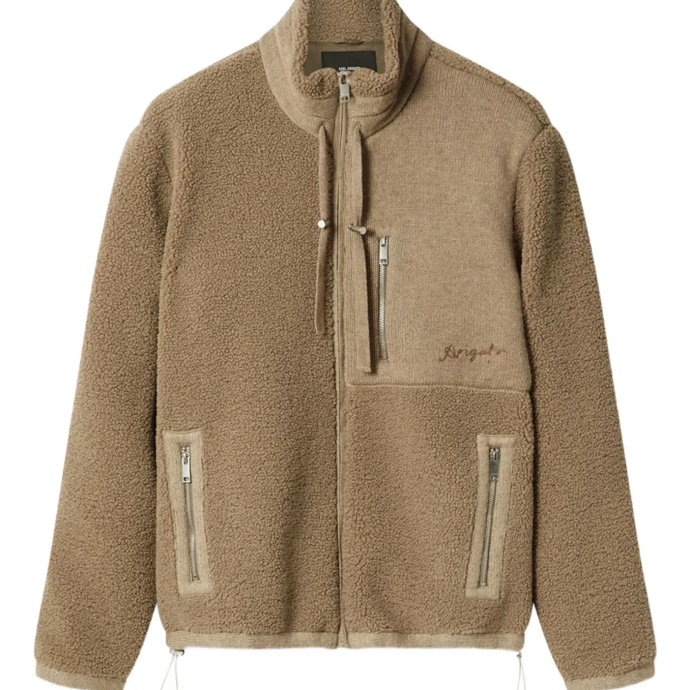 Куртка с вышитым логотипом