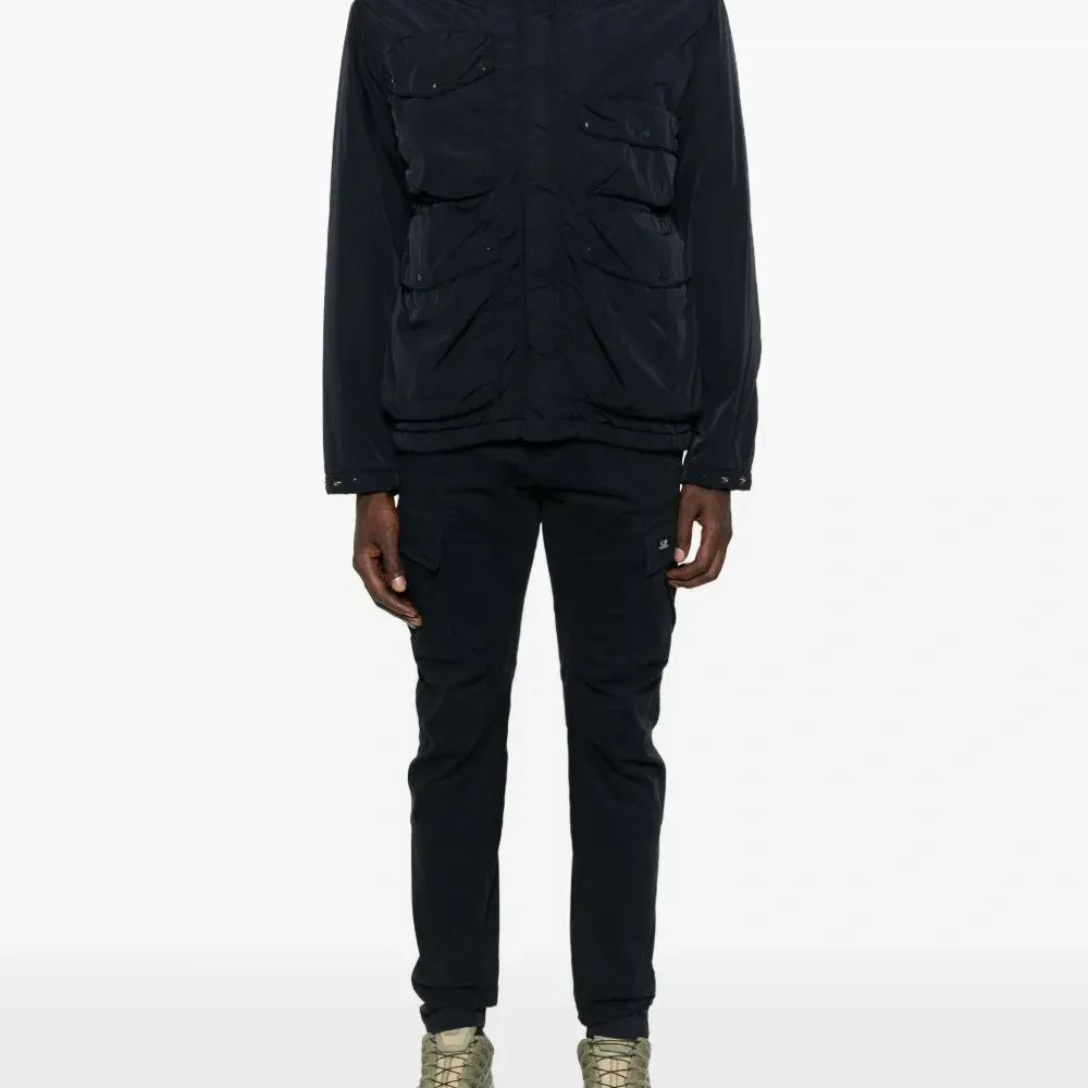 Брюки карго с карманами Брюки карго с карманами