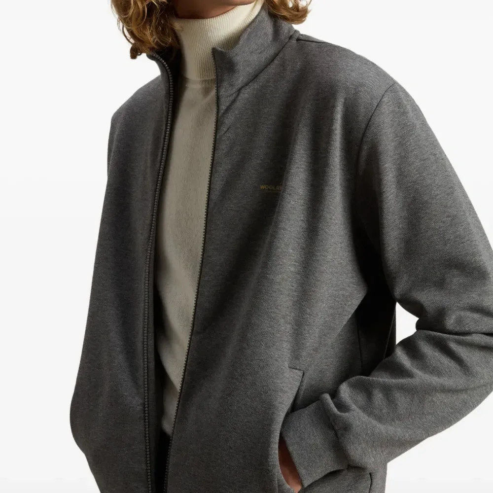 Спортивный топ с логотипом