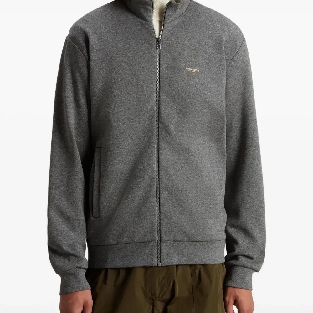 Спортивный топ с логотипом