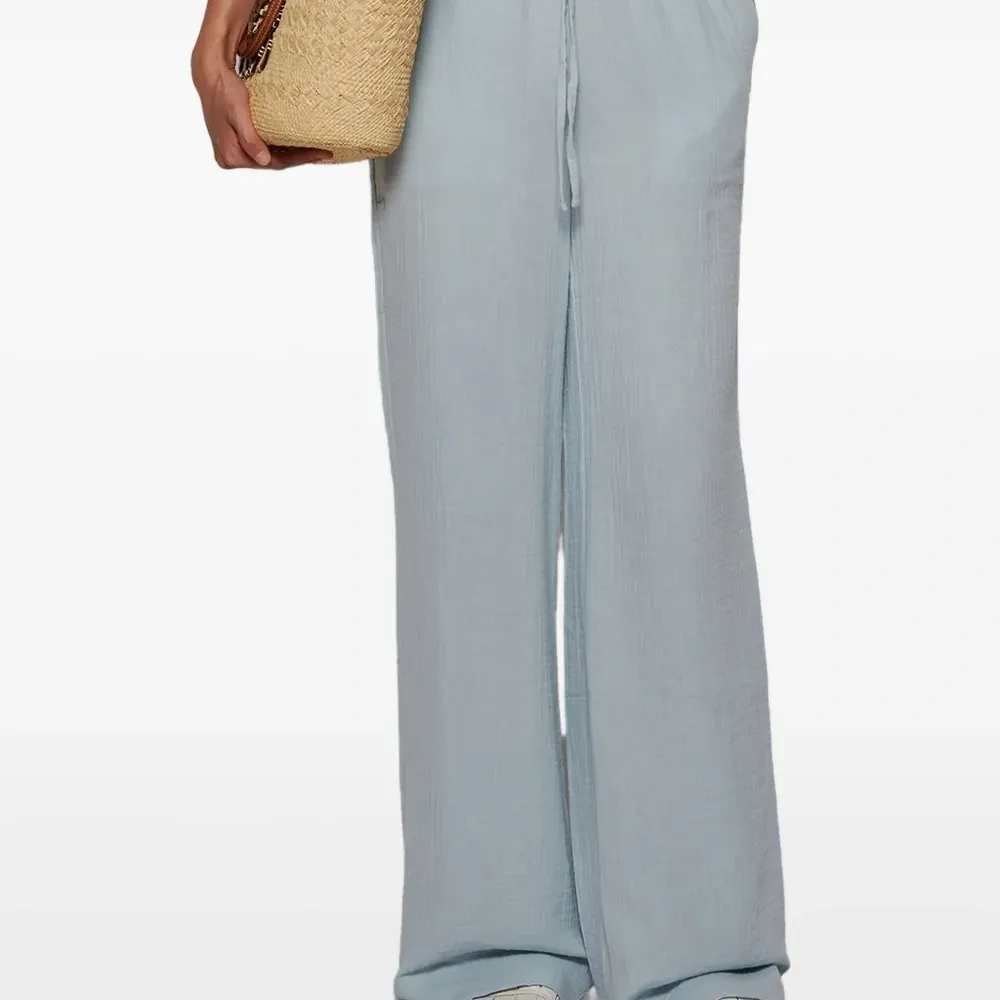 Брюки широкого кроя на завязке