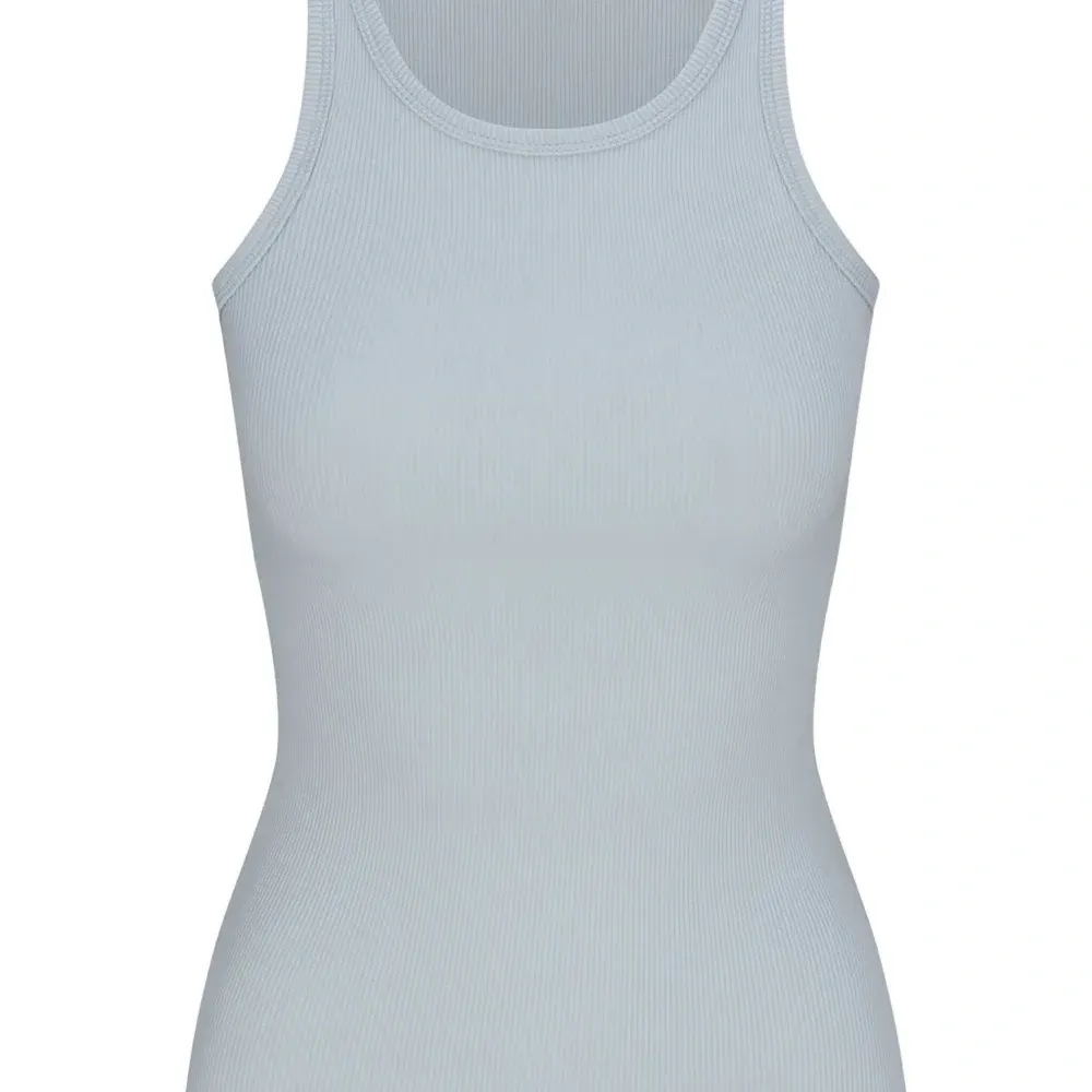 Майка в рубчик с круглым вырезом