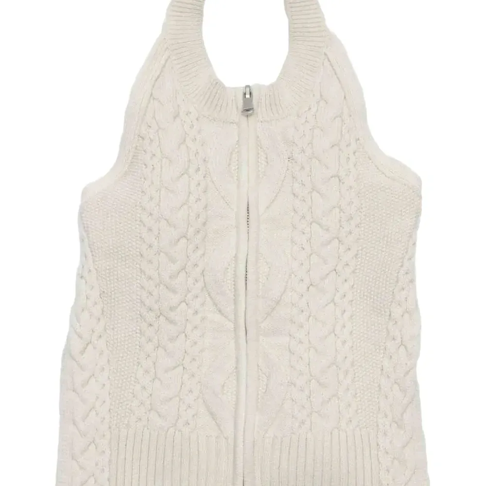 Топ фактурной вязки с вырезом халтер