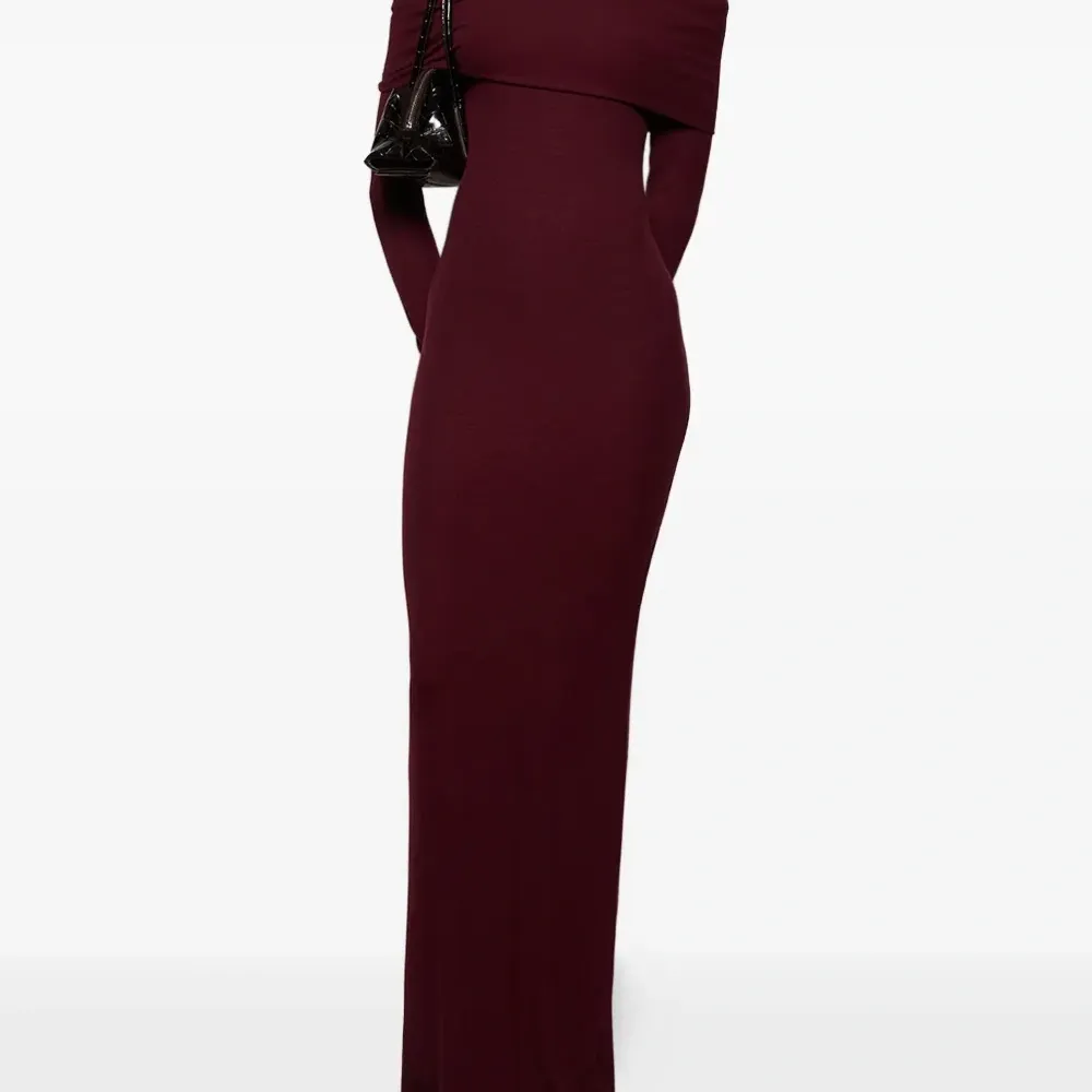 Макси-платье с открытыми плечами и длинными рукавами