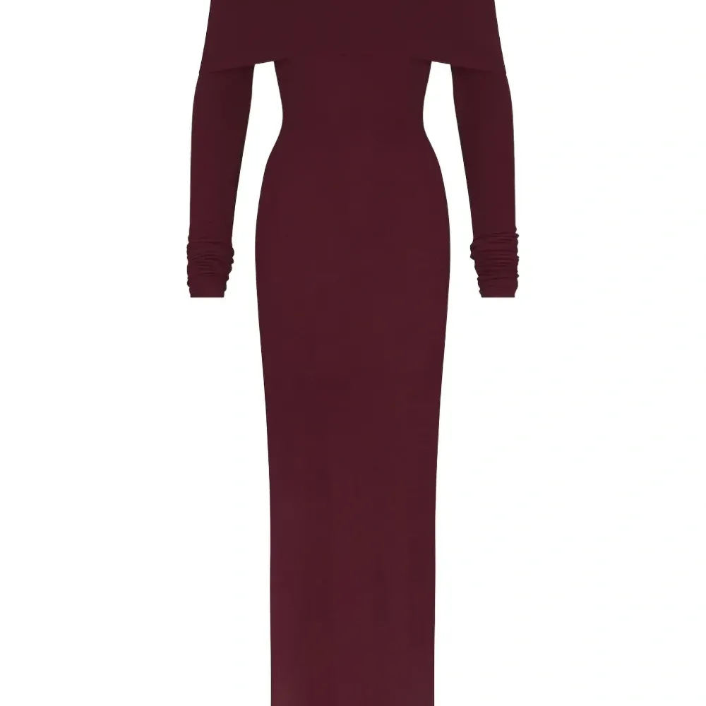 Макси-платье с открытыми плечами и длинными рукавами