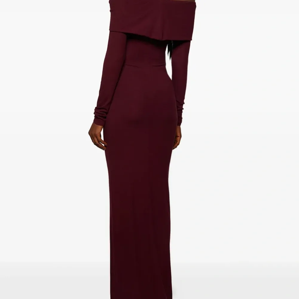 Макси-платье с открытыми плечами и длинными рукавами