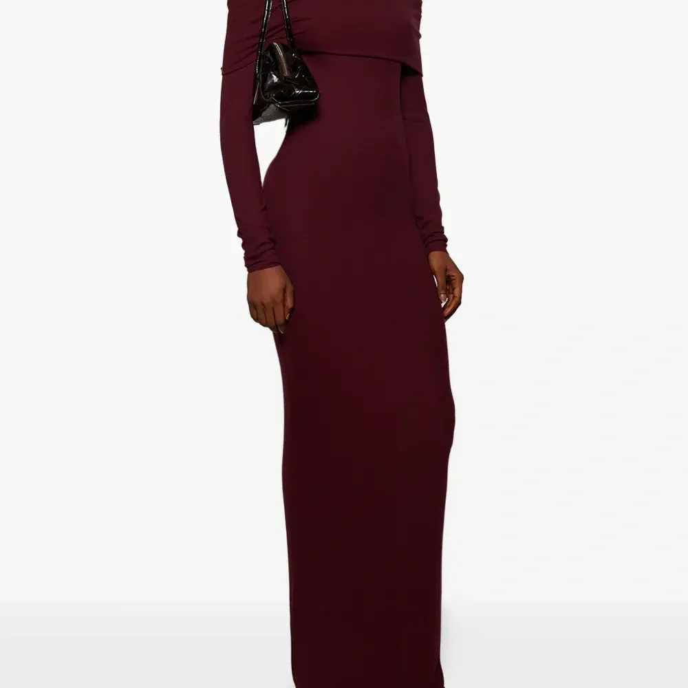 Макси-платье с открытыми плечами и длинными рукавами