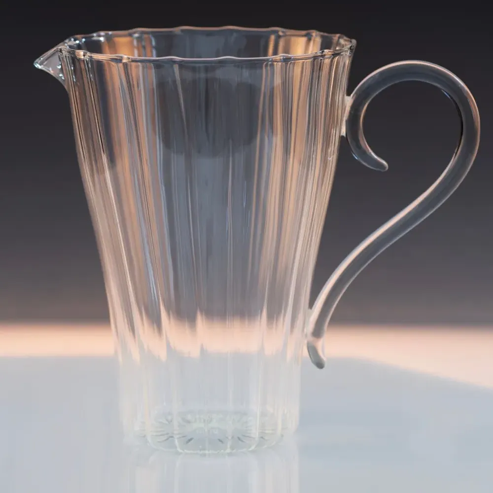 Стеклянный кувшин в рубчик