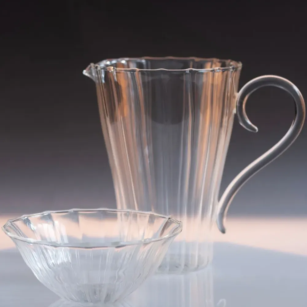 Стеклянный кувшин в рубчик