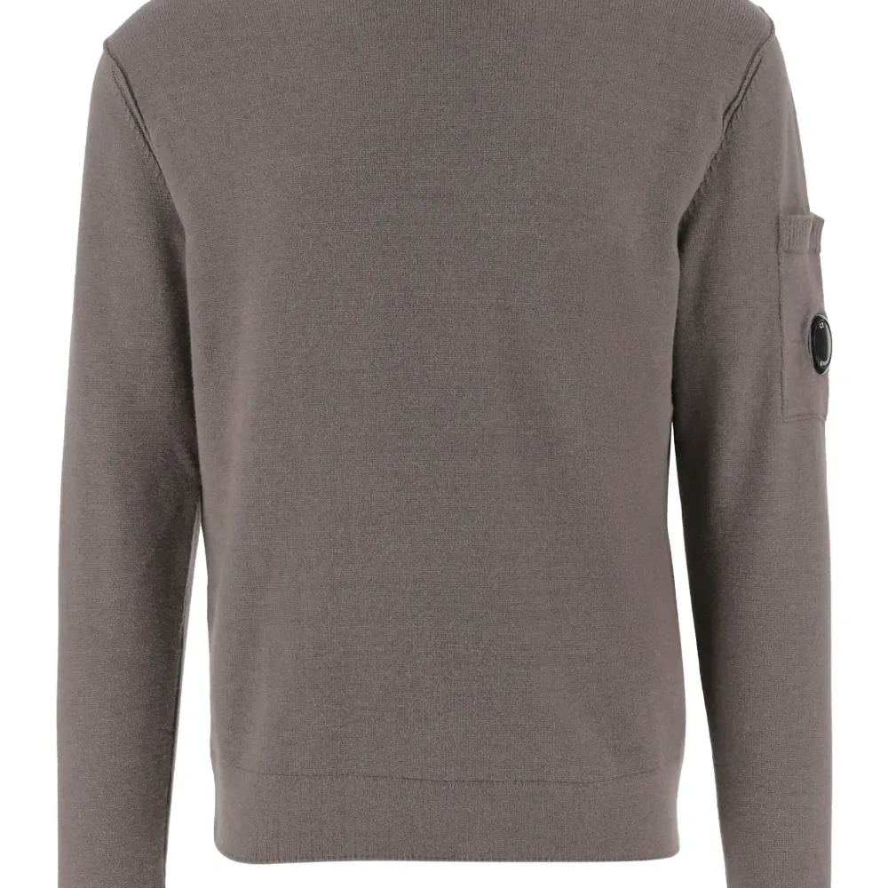 Свитер с круглым вырезом и карманом