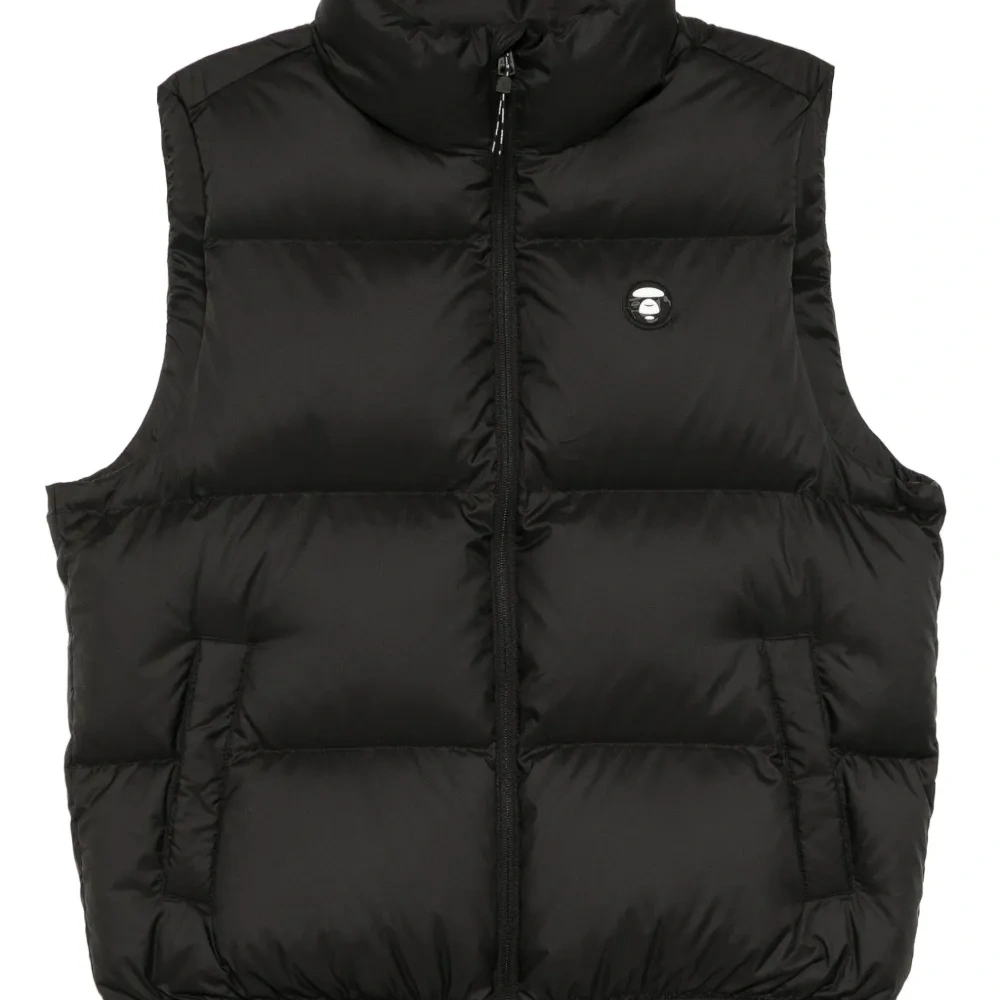 Жилет с нашивкой-логотипом