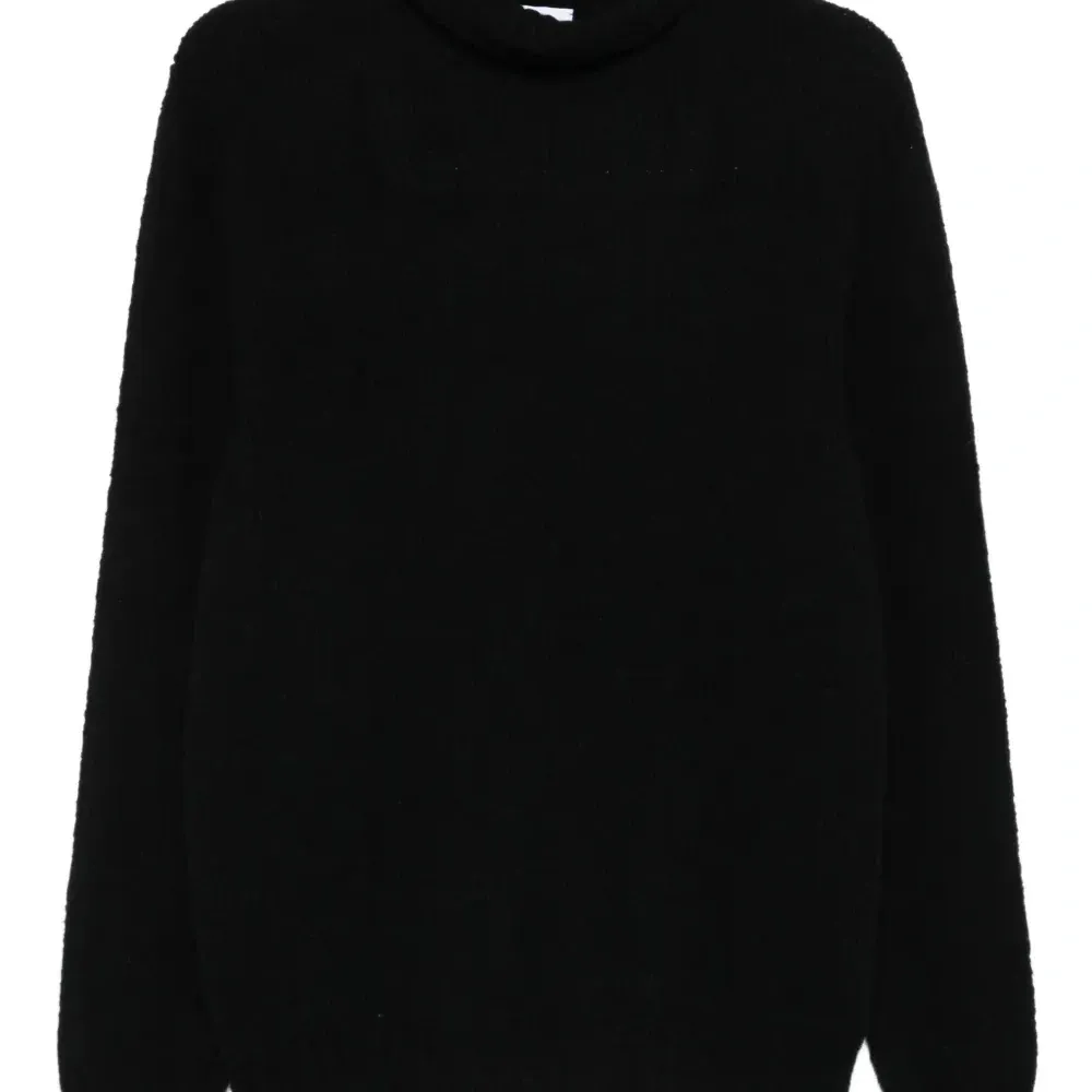 Свитер с высоким воротником