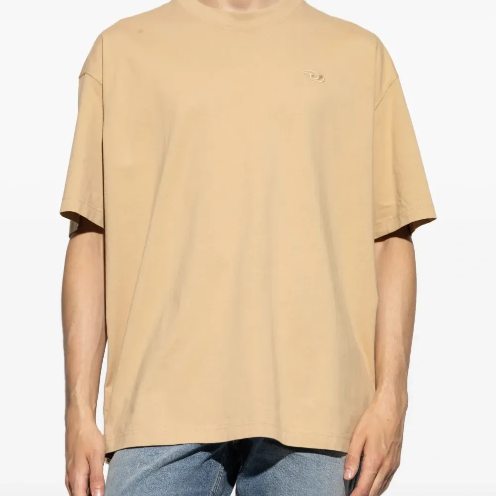 Футболка с вышитым логотипом