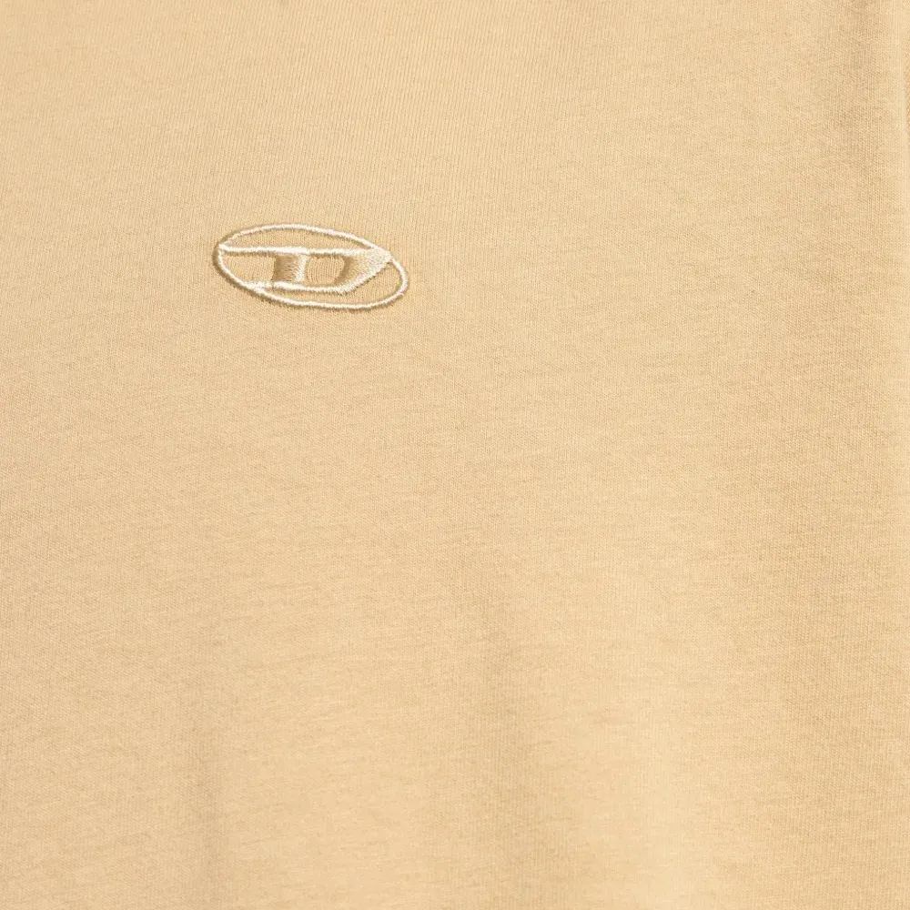 Футболка с вышитым логотипом