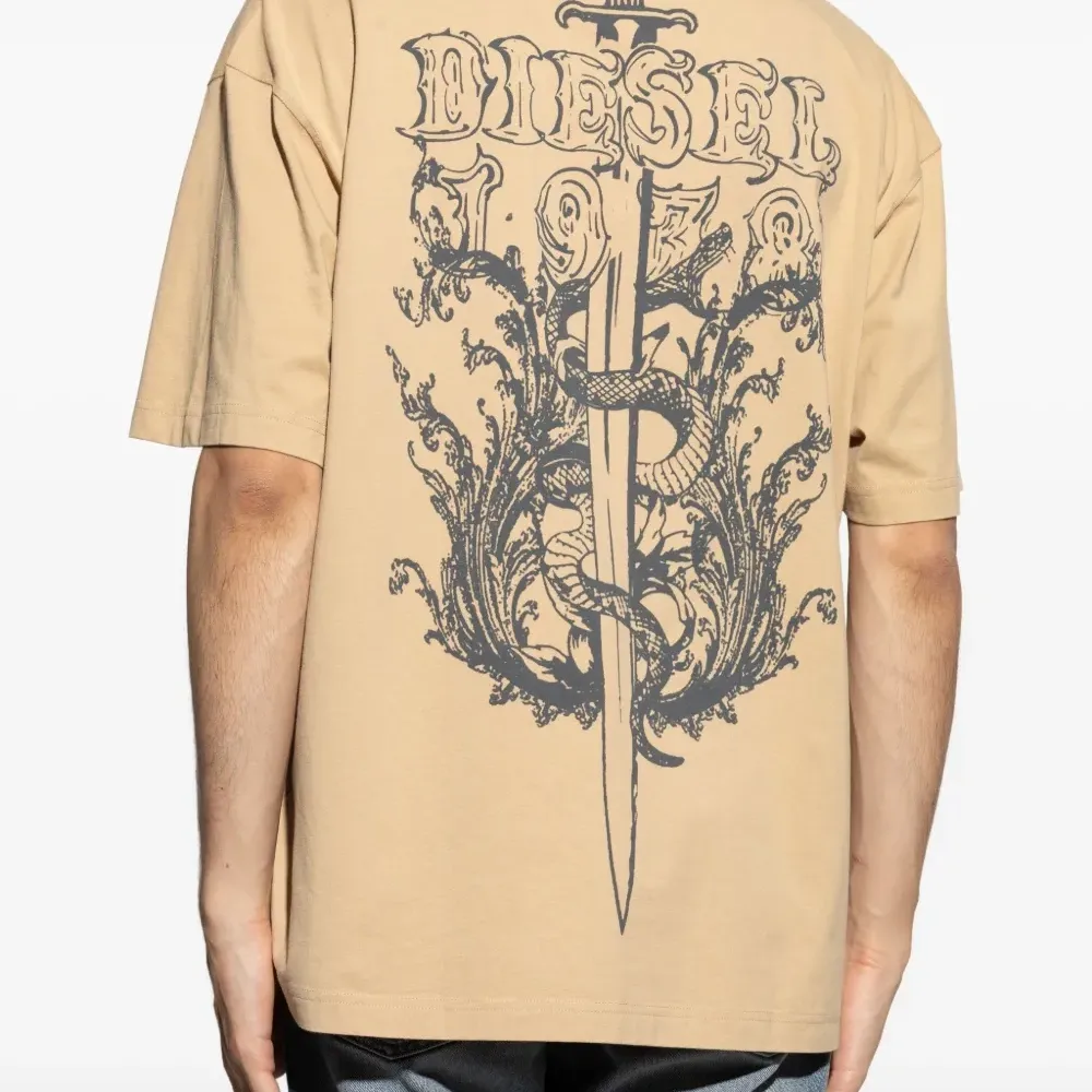 Футболка с вышитым логотипом