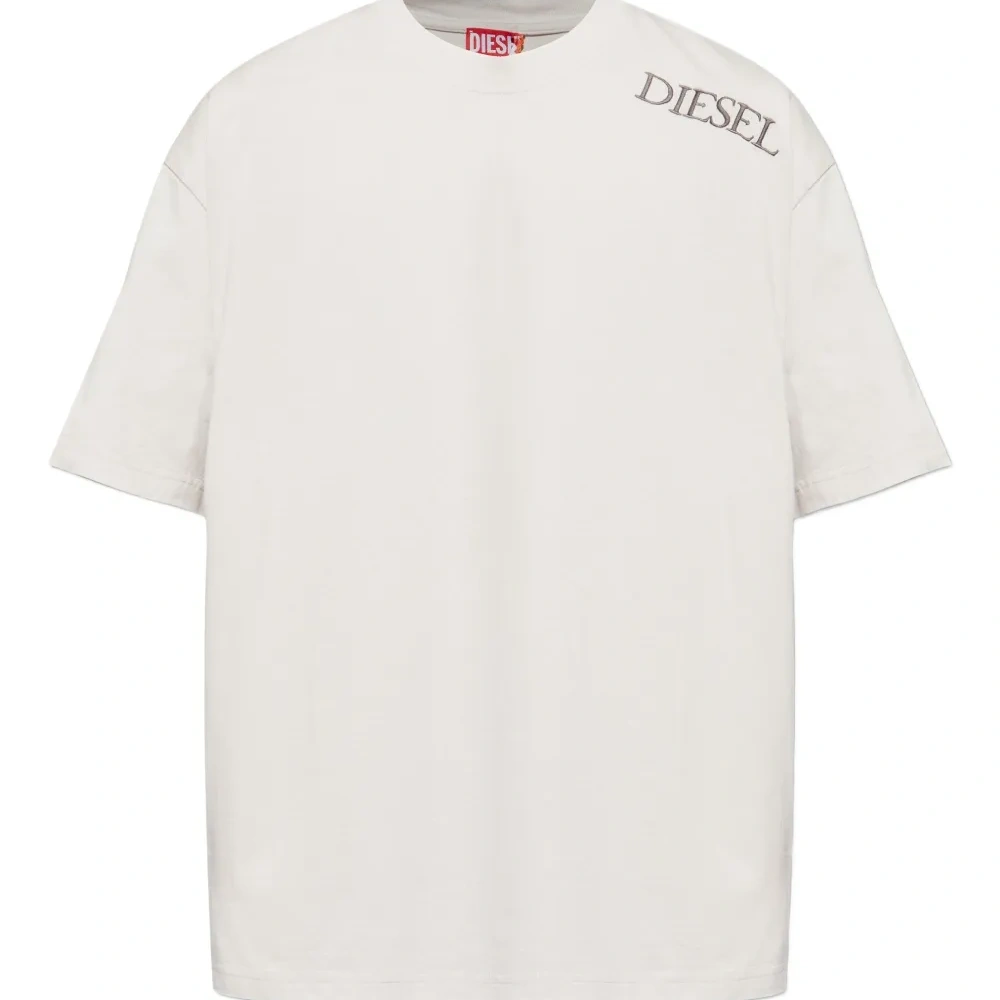 Футболка с вышитым логотипом