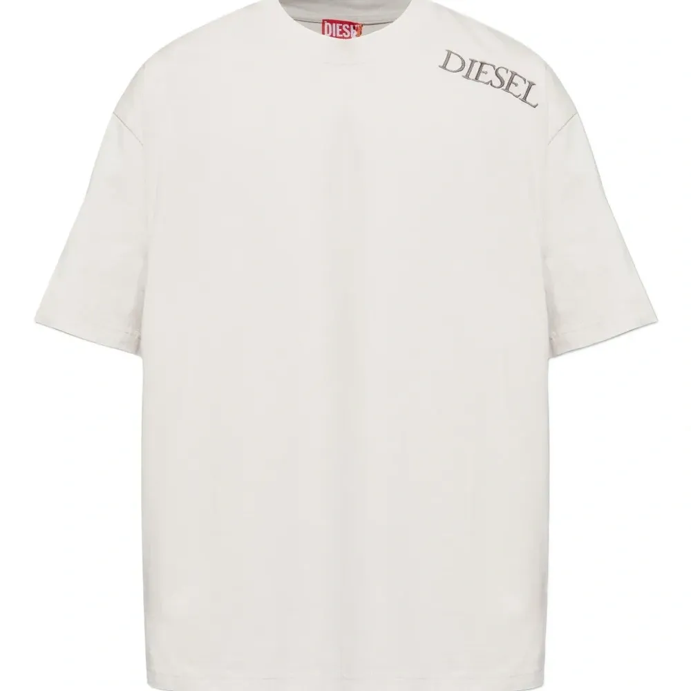 Футболка с вышитым логотипом