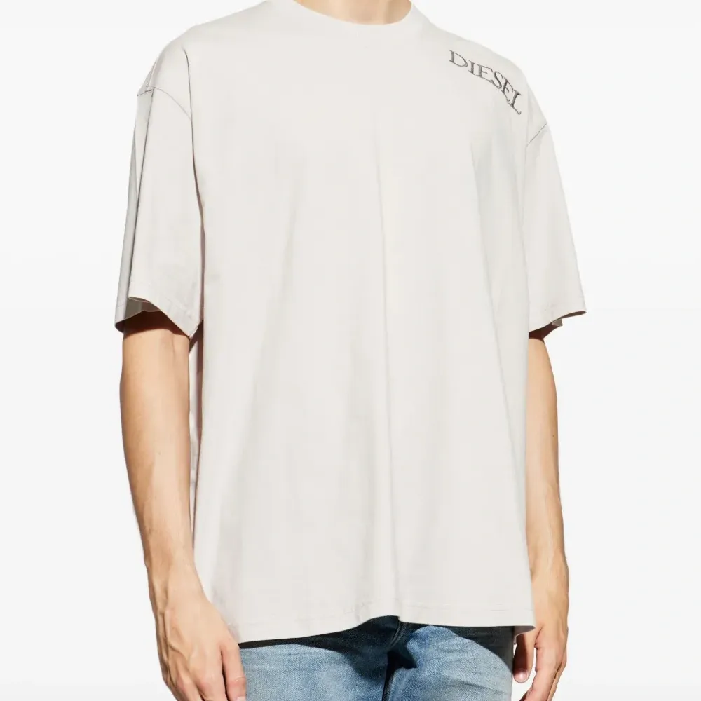 Футболка с вышитым логотипом