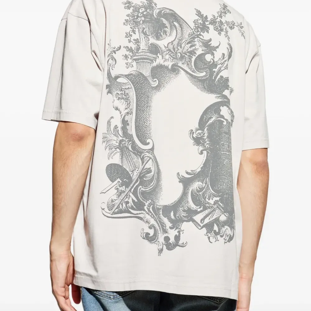 Футболка с вышитым логотипом