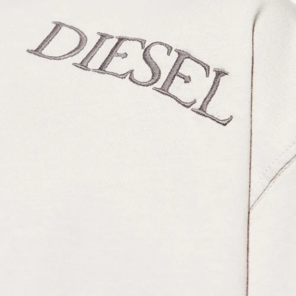 Футболка с вышитым логотипом