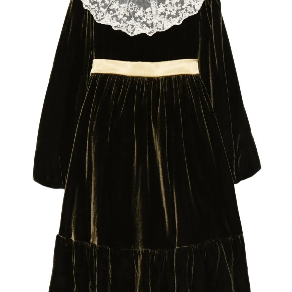 Бархатное платье с кружевным воротником