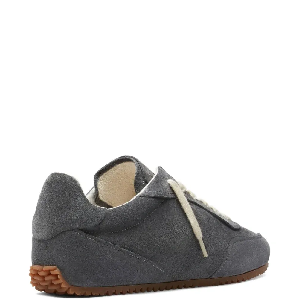 Кроссовки на шнуровке