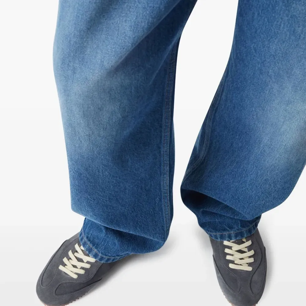 Кроссовки на шнуровке