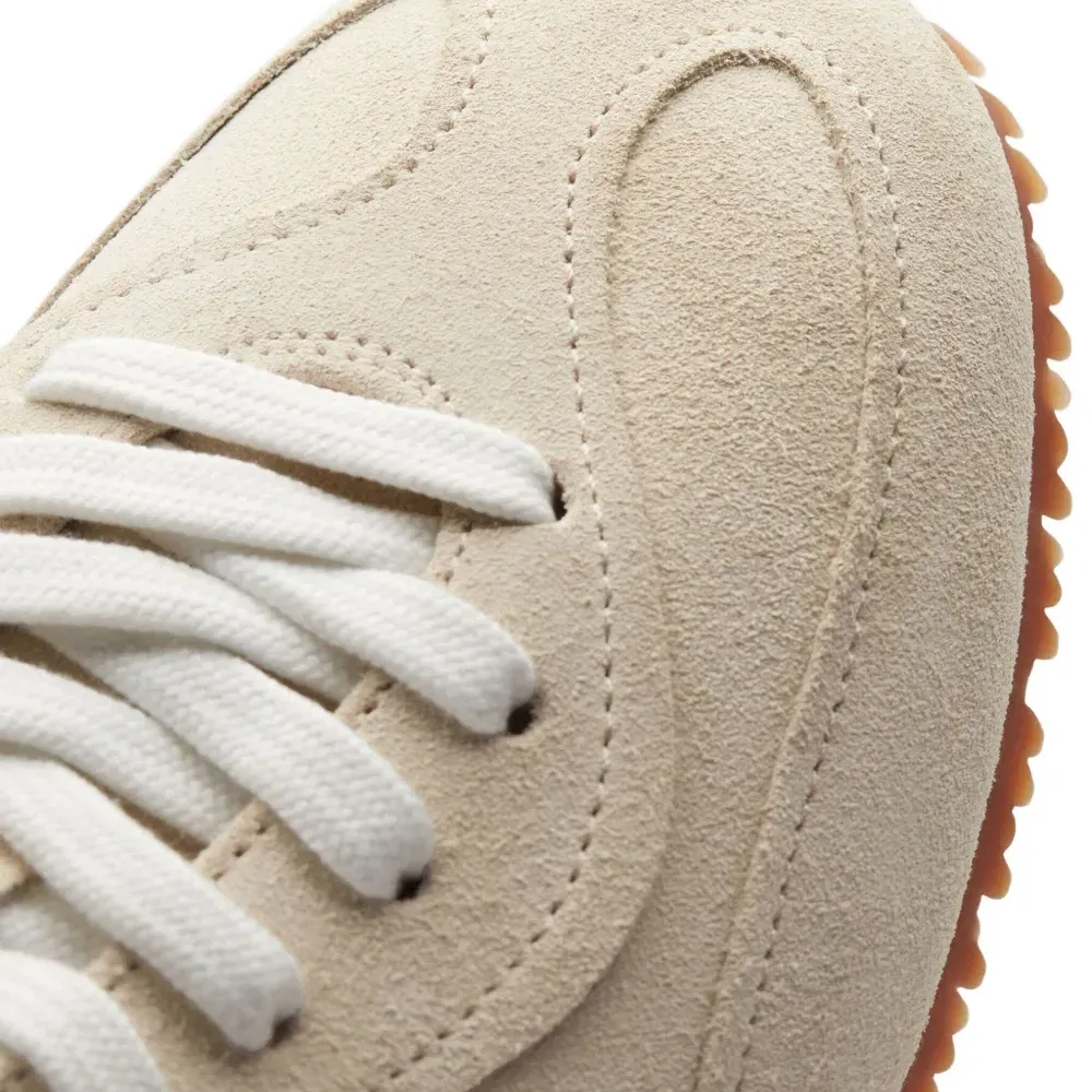 Кроссовки на шнуровке