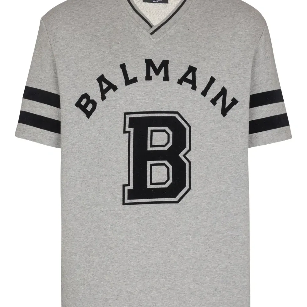 Футболка с V-образным вырезом и логотипом