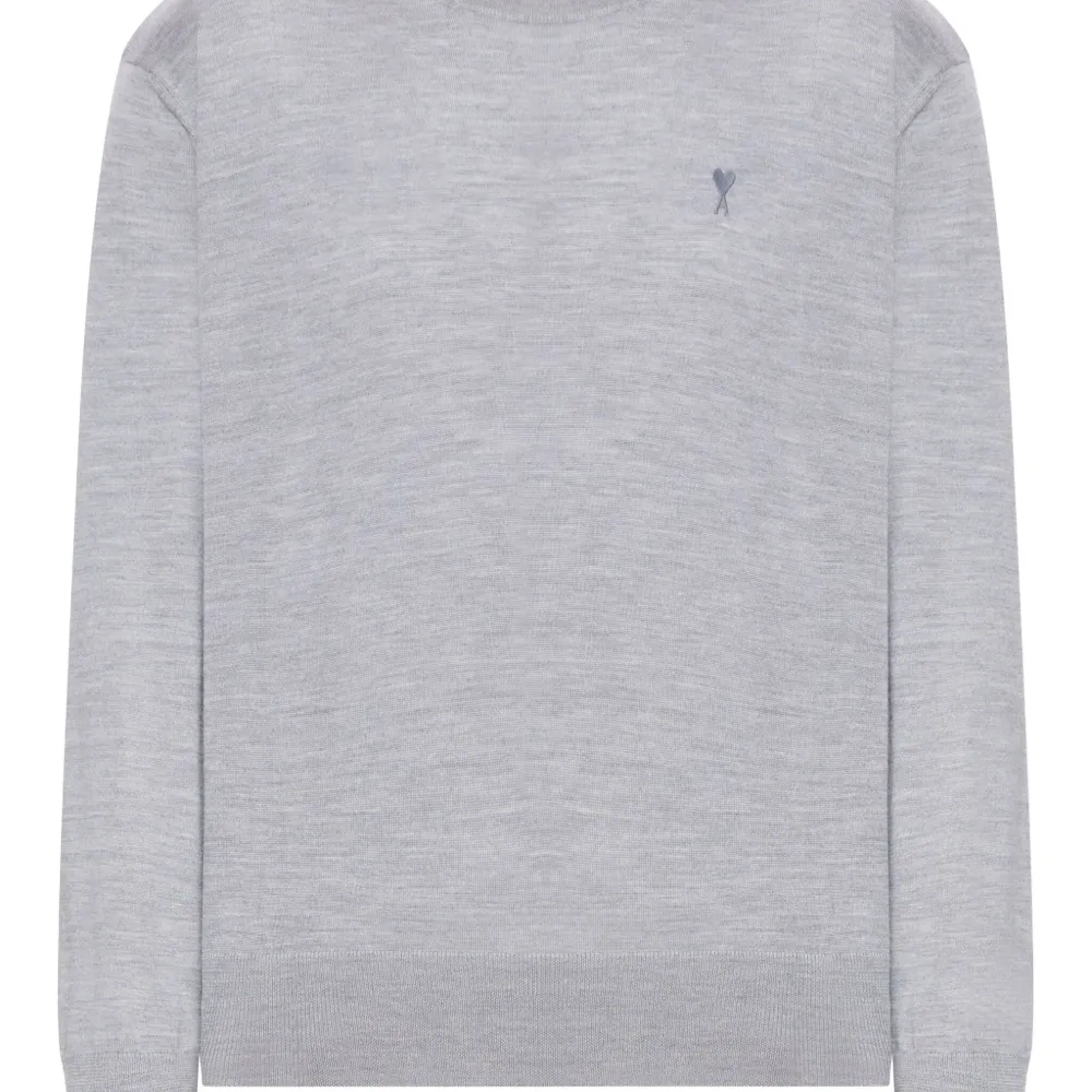 Свитер с вышитым логотипом