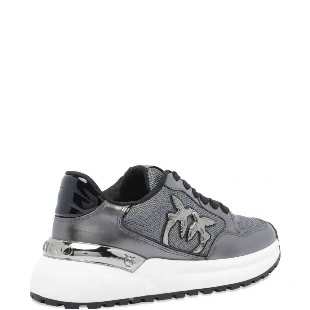 Массивные кроссовки с логотипом