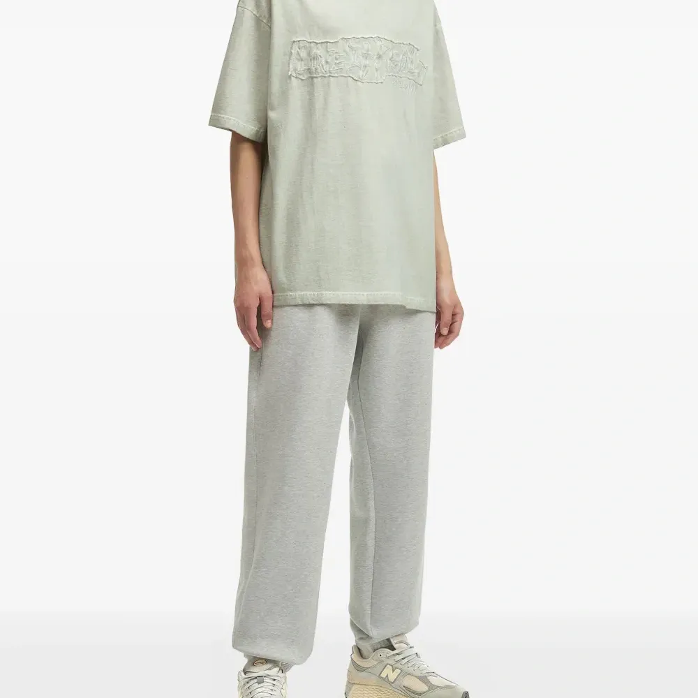 Футболка с тисненым логотипом