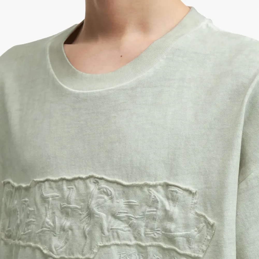 Футболка с тисненым логотипом