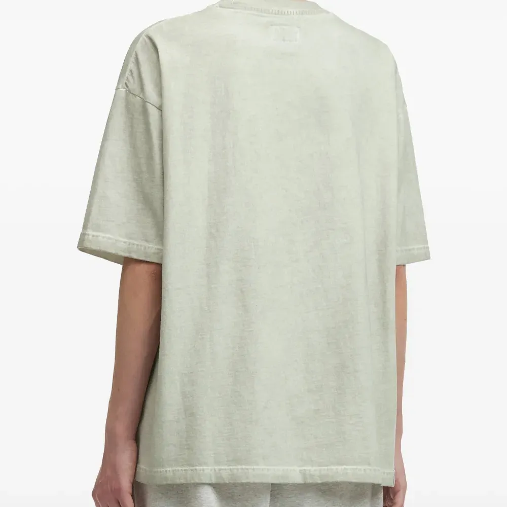 Футболка с тисненым логотипом