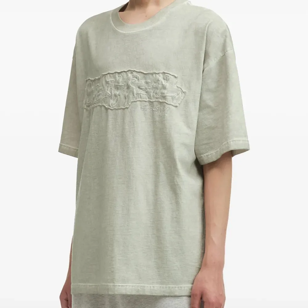 Футболка с тисненым логотипом