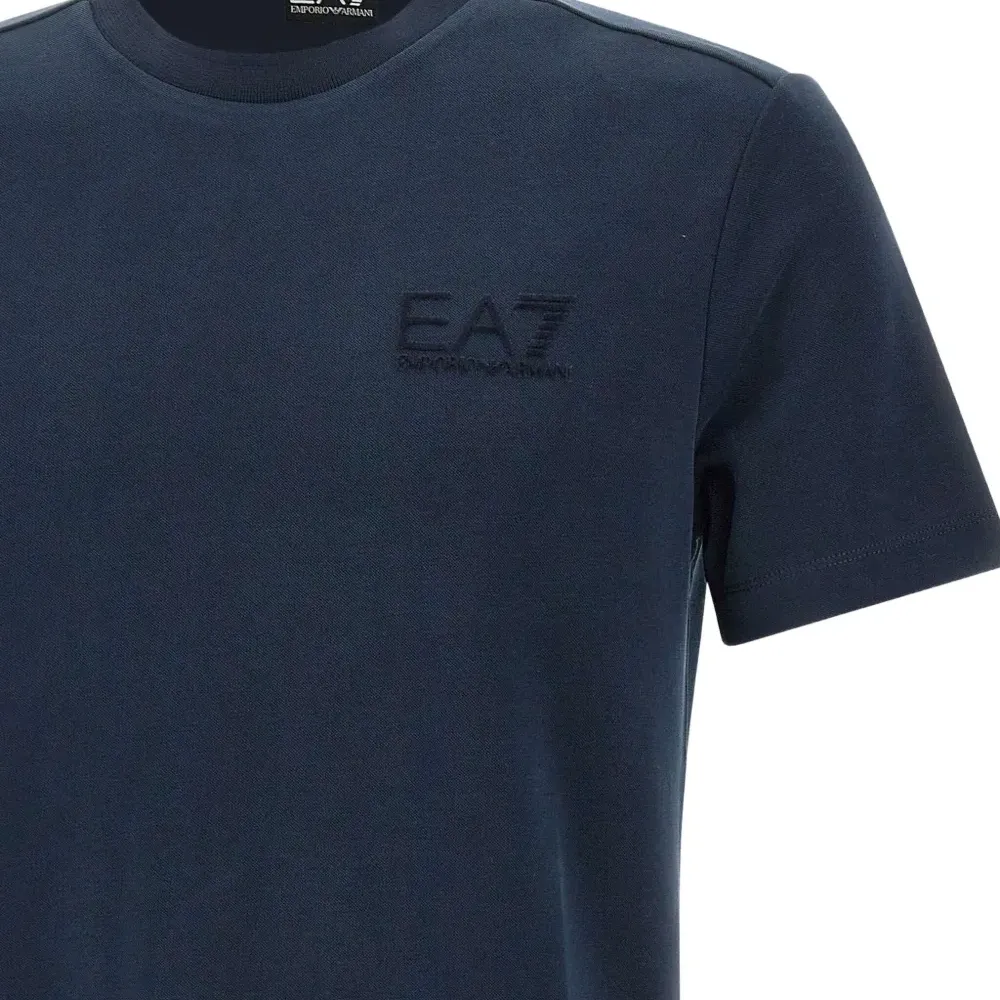 Футболка с вышитым логотипом