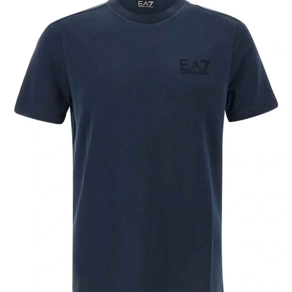 Футболка с вышитым логотипом