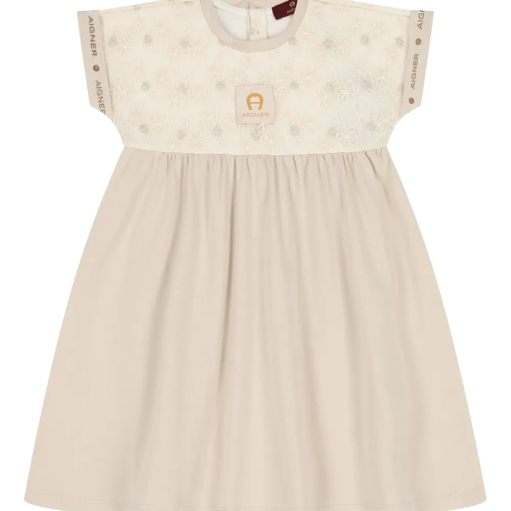 Платье с цветочной вышивкой