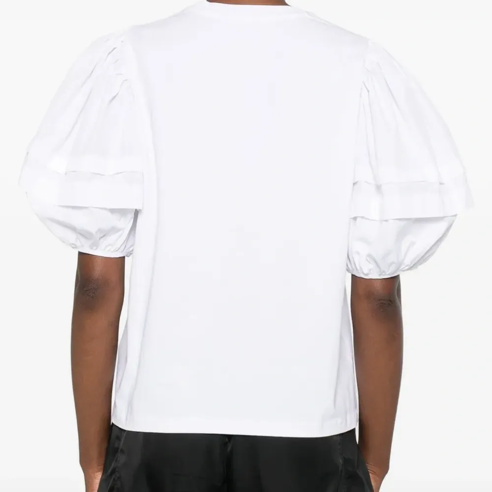 Топ с объемными рукавами