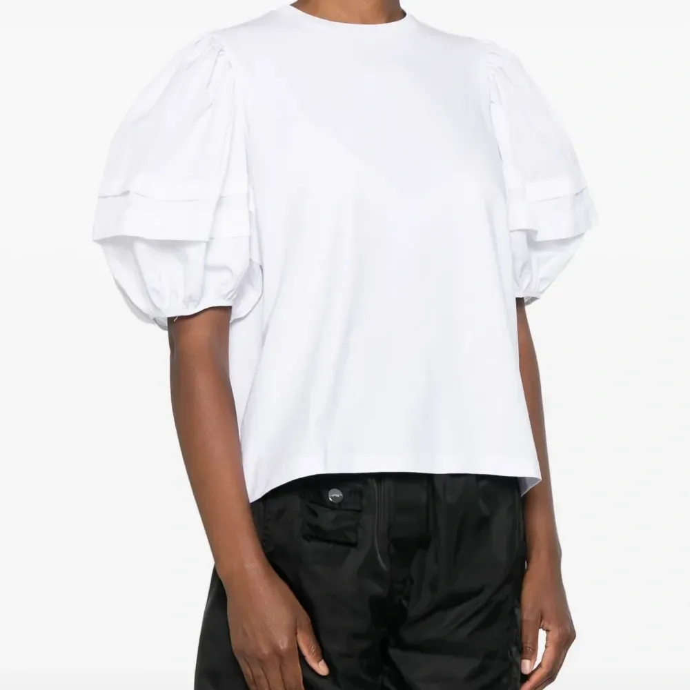 Топ с объемными рукавами