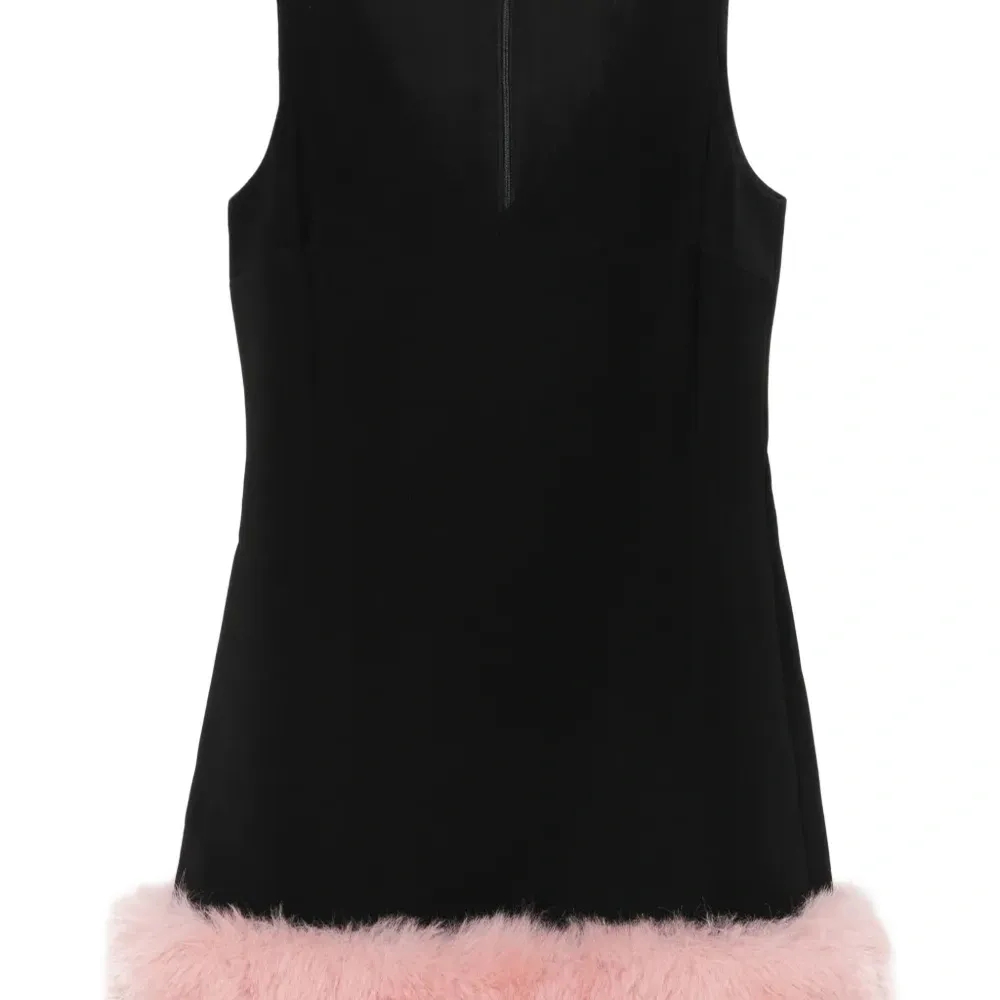 Платье без рукавов с меховой отделкой