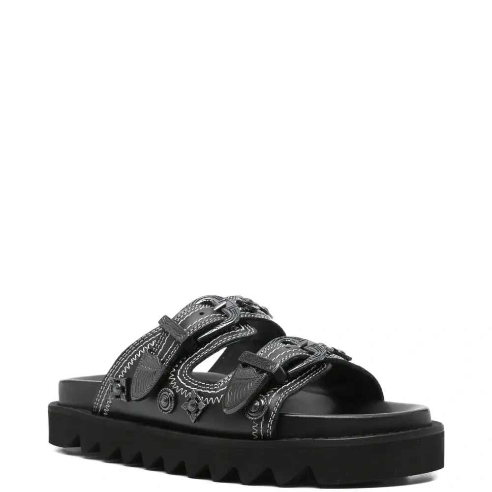 Сандалии с декорированной пряжкой