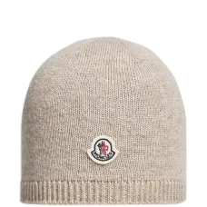 Вязаная шапка в рубчик