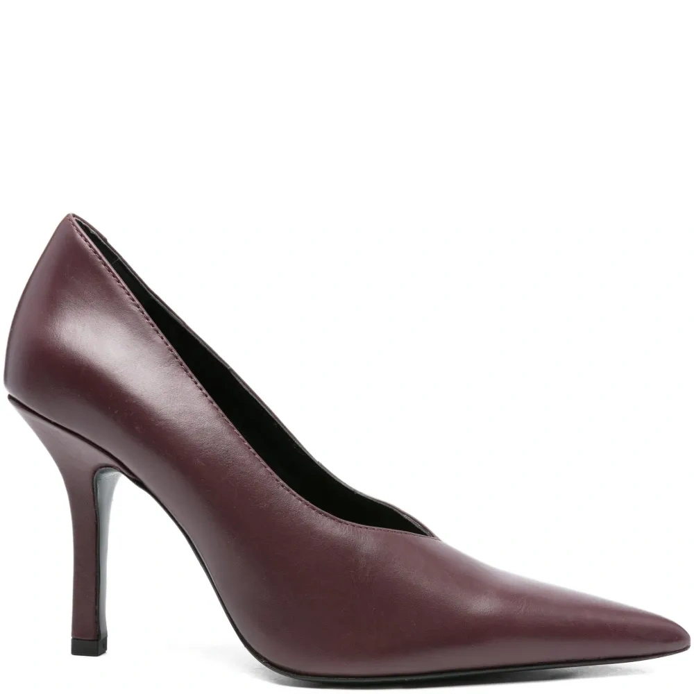 Туфли на шпильке с заостренным носком