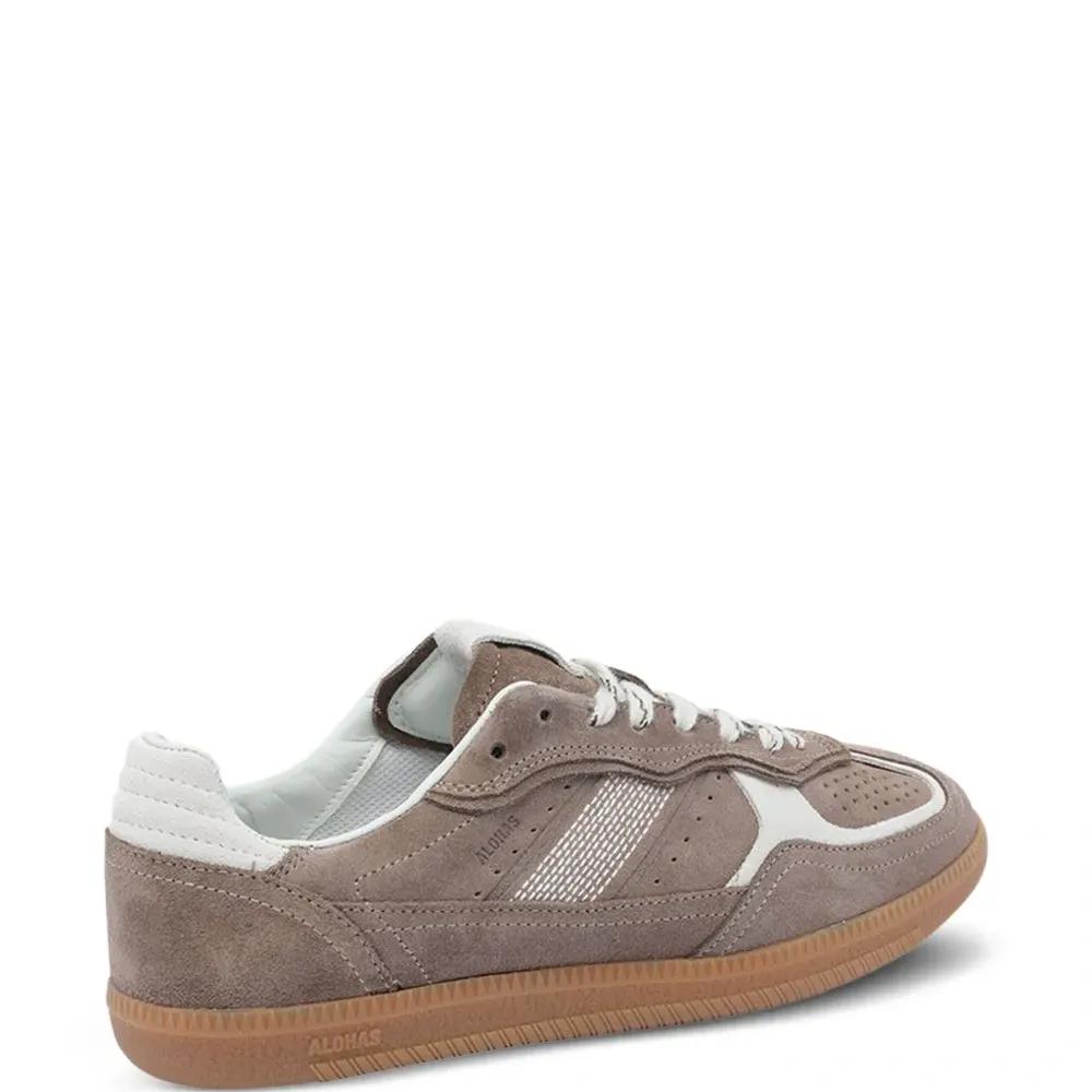 Кроссовки на шнуровке