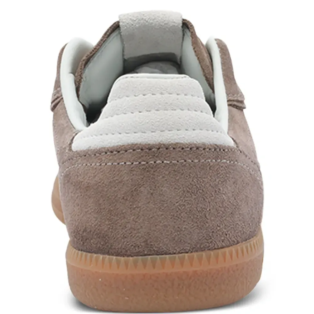 Кроссовки на шнуровке