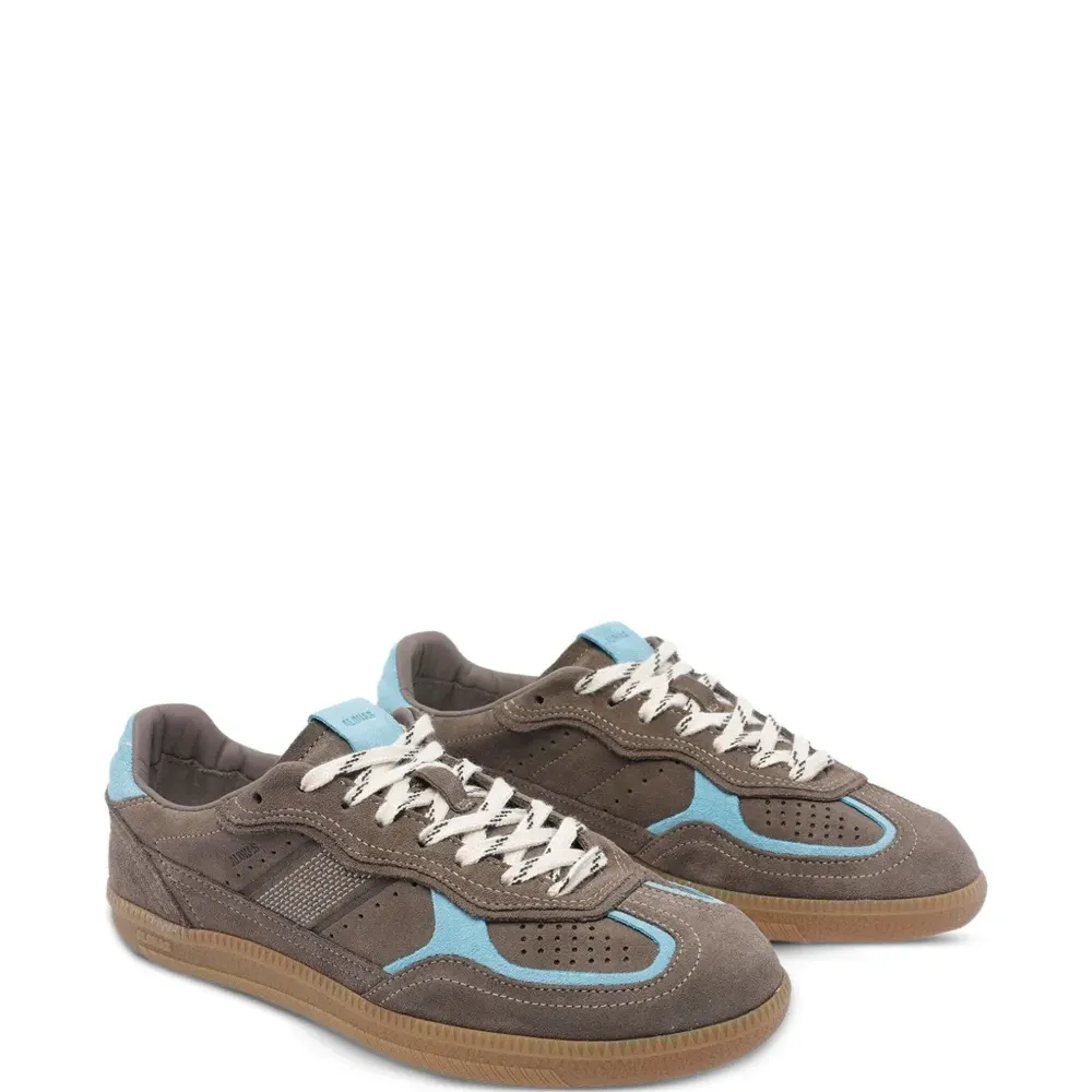 Кроссовки с тисненым логотипом