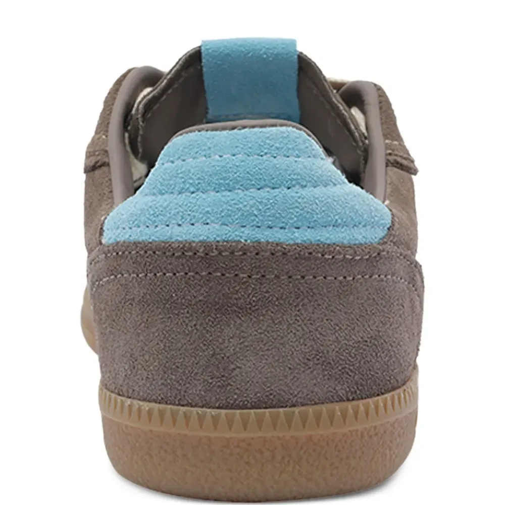 Кроссовки с тисненым логотипом